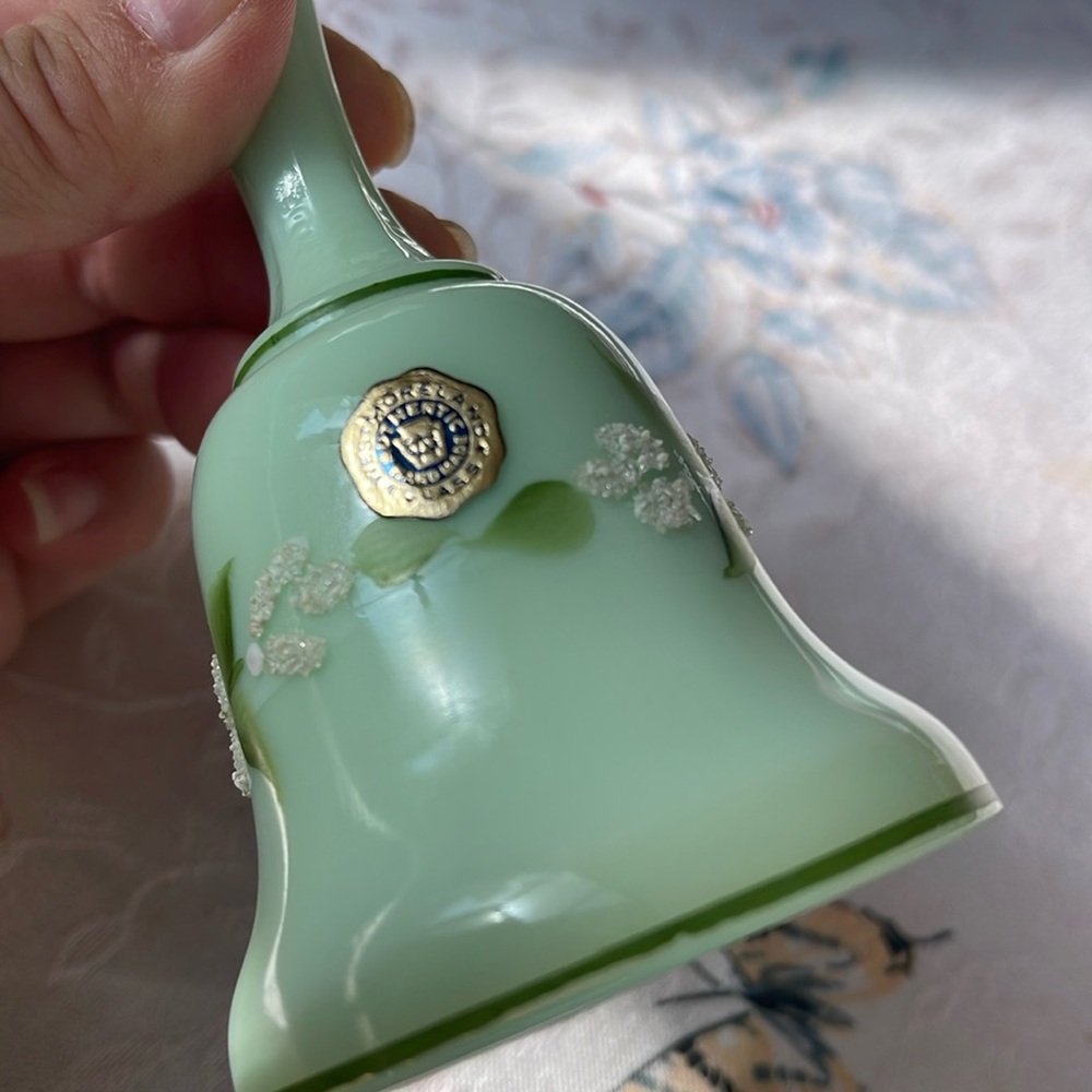 Small Handmade Vintage 1979 green milk glass bell Westmoreland signed 5” - Picture 4 of 4